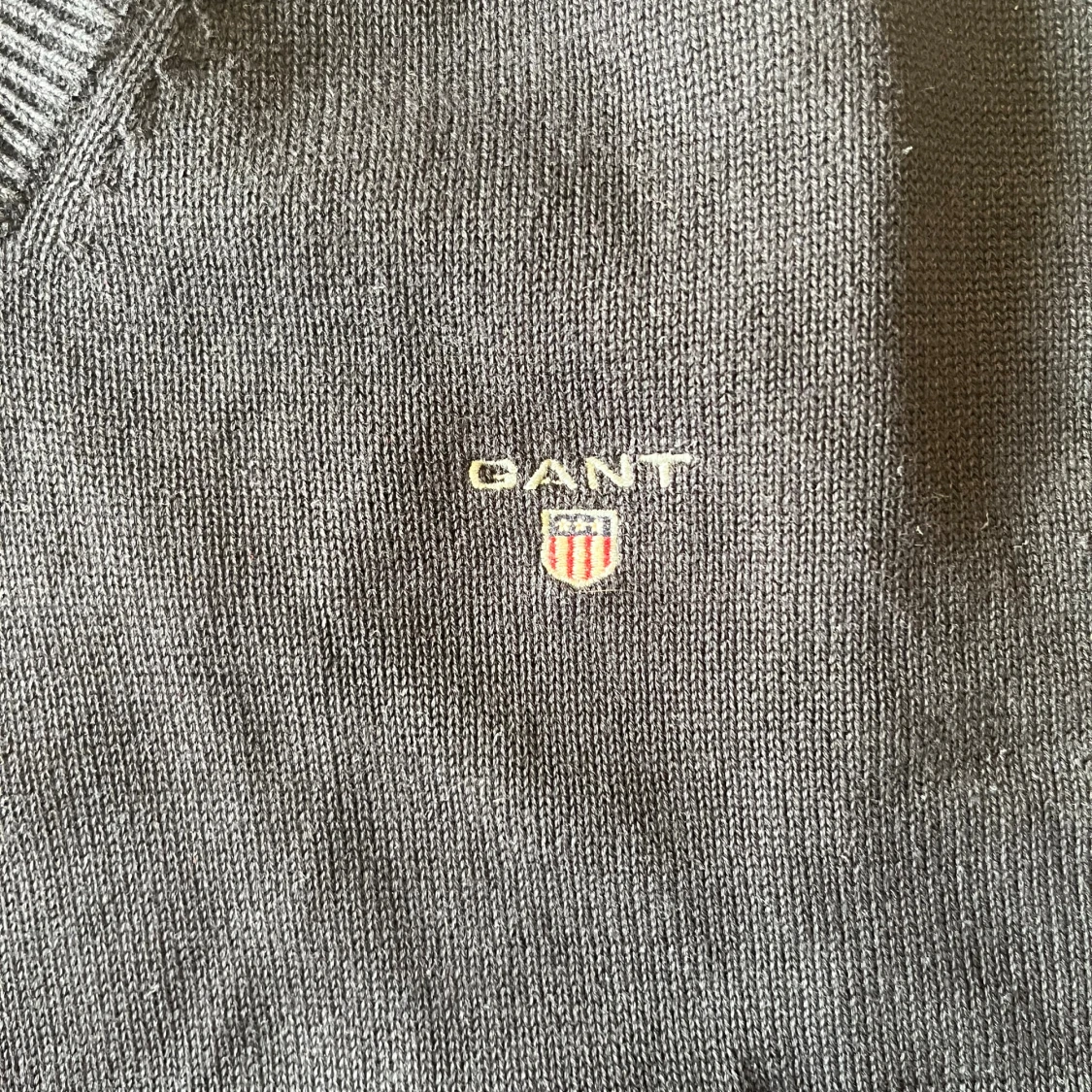 Svart stickad v-ringad tröja GANT - 2