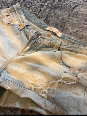 Lågmidjade jeans shorts - Snygga detaljer med hål Knappt använda  Storlek M