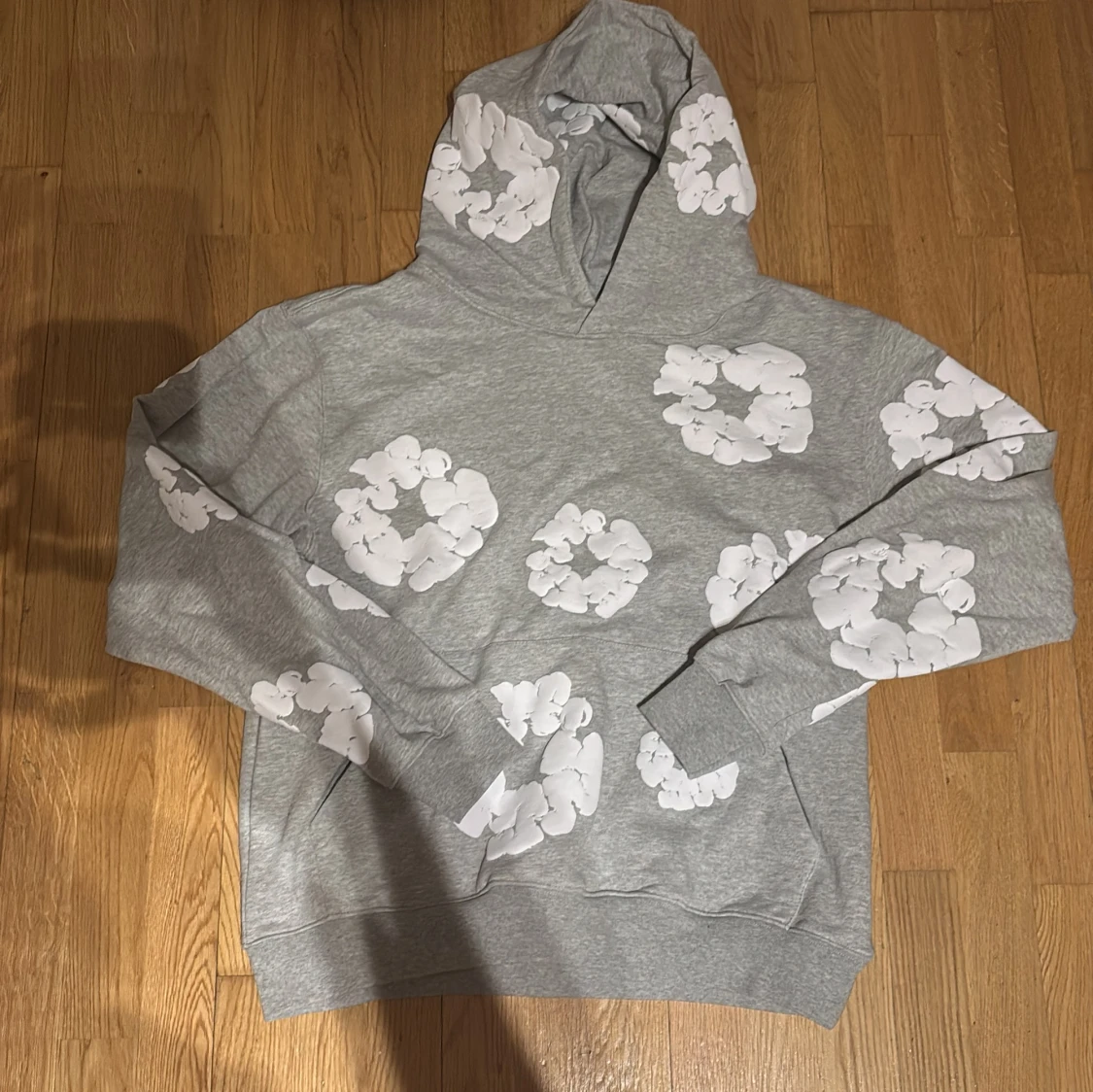 Grå hoodie med vita blommor