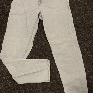 Ljusblå jeans från Jack & Jones - Säljer ett par ljusblå jeans från Jack & Jones i storlek 176. Klassisk femficksmodell med raka ben och snygga kontrastsömmar. Jeansen har normal passform. Perfekt för dig som gillar enkel och stilren denim.