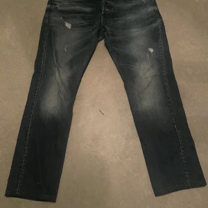 Ljusblå slim fit jeans Tim - Snygga ljusblåa jeans i slim fit-modell från Tim. Jeansen har slitna detaljer. Hör av er för fler frågor. Storleken är: W34 och L32