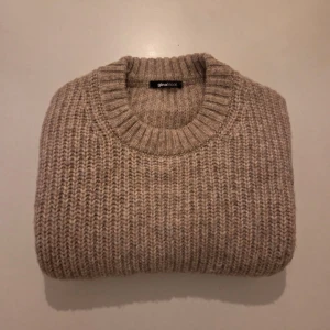 Stickad tröja gina tricot stl:S - Beige stickad tröja från gina tricot stl: S. Vida ärmar med slits. Färg: Beige i mycket fint skick, tvättad endast en gång