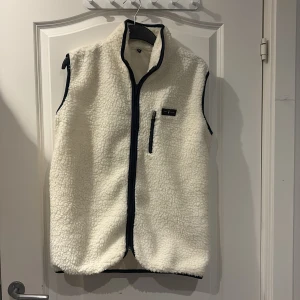 Vit fleeceväst från North Couture - Säljer en vit fleeceväst från North Couture med  dragkedja och detaljer. Jag är 184 cm