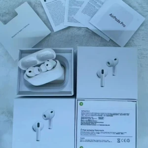 AirPods Pro - Hej, jag säljer helt nya AirPods Pro som farsan fick av sin abonnemang och gav mig dem. Jag kände att jag har ingen behöv av dem eftersom jag redan har ett par därför väljer jag att sälja dem till en som behöver.