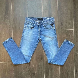 Replay anbass jeans 29/32 blå - Säljer dessa blå Replay anbass jeans i storlek 29/32. Jeansen är i mycket bra skick. Dem ser lite ljusare ut på bild. Skriv bara om ni vill ha mer bilder eller har frågor. Pris kan sänkas!😀
