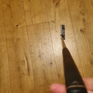 Golf putter - Detta är en golfputter med klassisk design, stålskaft och svart grepp. Putterhuvudet är i gott skick med endast mindre tecken på normalt bruk. Perfekt för dig som vill förbättra ditt närspel på greenen. Passar både nybörjare och erfarna golfare.