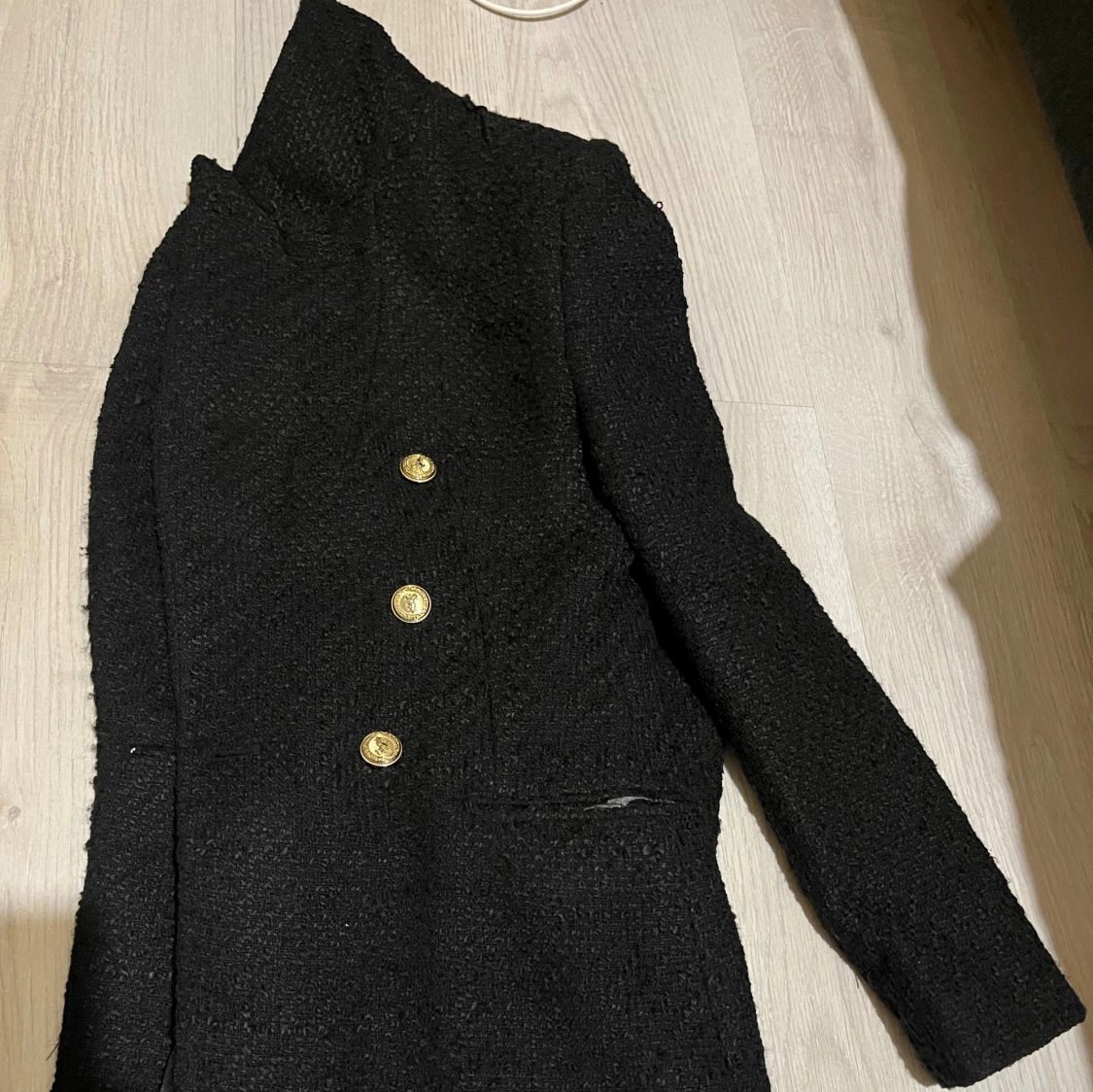 Svart kavaj med guldknappar från Zara