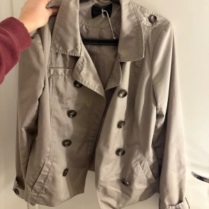 Trenchcoat  - Skit snygg trenchcoat jag köpt på second hand, jag har aldrig använt den och ser ut att va i bra skick 💕👏🏼