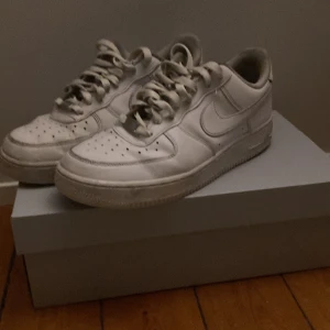 Nike Air Force 1 vita sneakers - Klassiska Nike Air Force 1 sneakers i helvitt skinn med rund tå och snörning, Sulorna har gått sönder lite grann men funkar fint ändå, skorna skickas i orginallådan