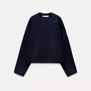 Mörkblå stickad tröja från Zara - Säljer en mörkblå stickad tröja från Zara i storlek XS. Tröjan har en loose passform, rund halsringning och långa ärmar. Perfekt för dig som gillar enkel och clean stil med lite oversized känsla. Materialet är mjukt och skönt mot huden. Är lite nopprig men ingenting som syns tydligt❤️