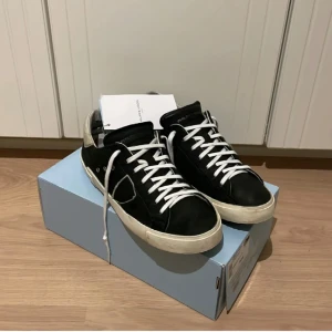 Philippe Model svarta - Svarta Philippe Model med vita detaljer. Perfekta för dig som gillar stilrena och trendiga sneakers. Skick 8/10
