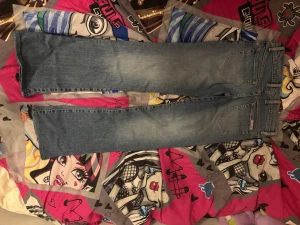 Bootcut jeans - Ett par ljusblå bootcut jeans. Det står ingen storlek i dem, men de passar mig som är 160 isch. Skulle säg att de passar de som vanligtvis har storlek xs-m i jeans. De är lågmidjade och väldigt snygga på! Skriv om ni har frågor! Priset kan diskuteras och jag kan gärna mötas upp!