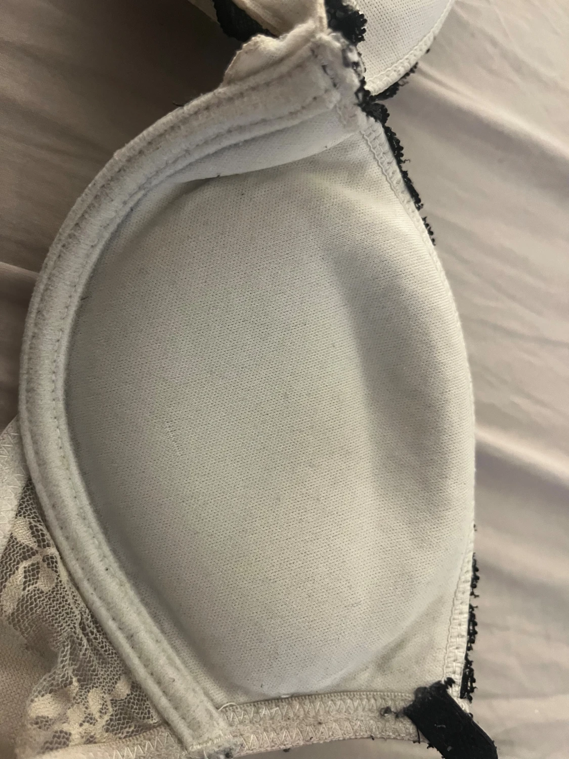 Vit spets bh med svarta detaljer - 1