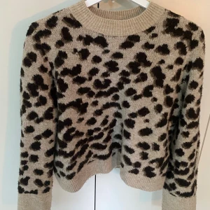 Beige leopardmönstrad stickad tröja H&M - Säljer en beige stickad tröja från H&M i storlek S med svart leopardmönster som inte finns i butik längre. Tröjan har rund hals, ribbade muddar och lång ärm. Perfekt för dig som vill ha en cool och trendig look med lite edge. Ge gärna pris förslag