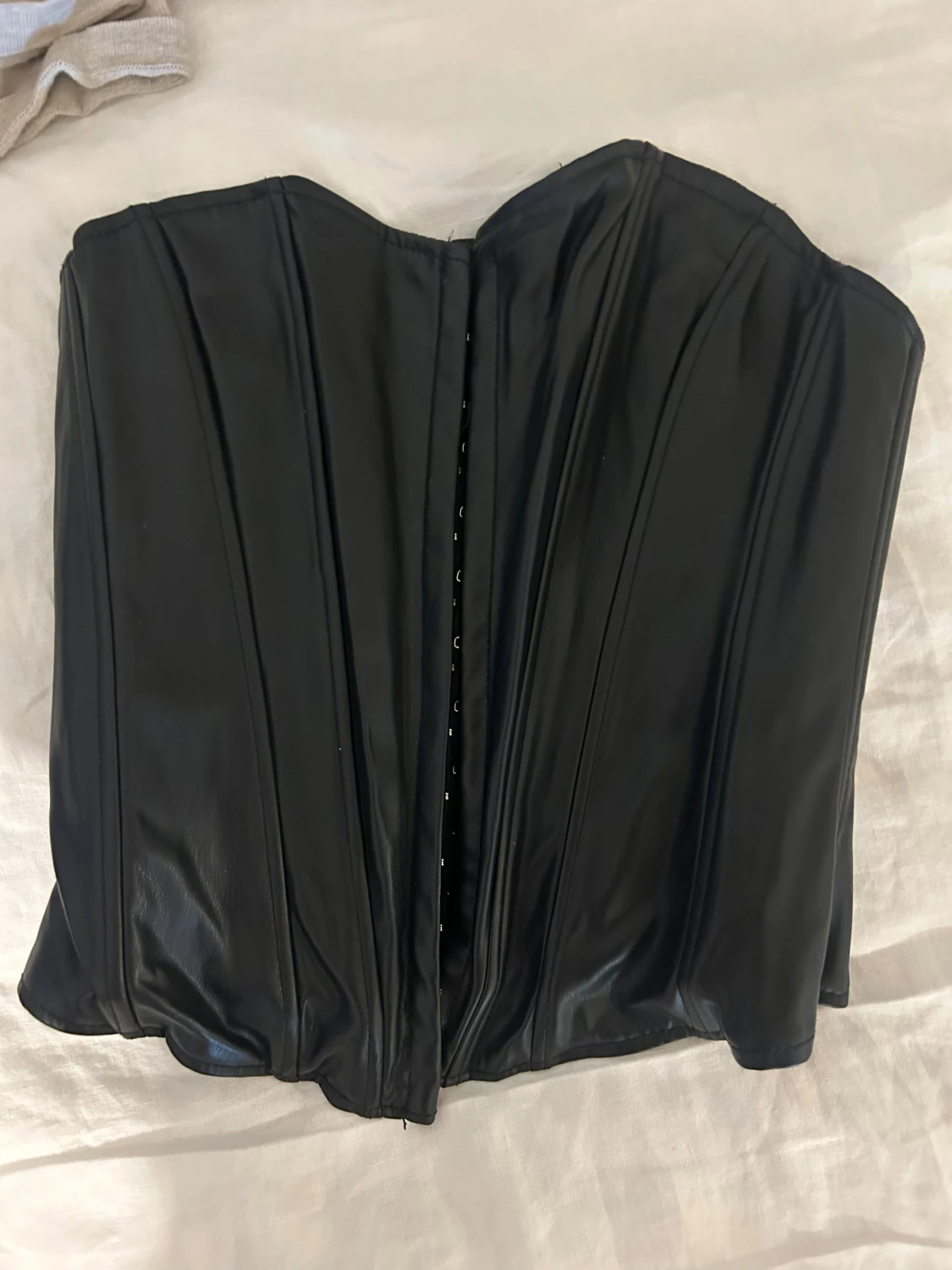 Svart korsett i skinnimitation från Zara - 2