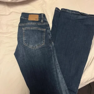 Lågmidjade jeans från lager  - Snygga lågmidjade jeans från lager. Använda en gång säljer dom för att dom var för långa. 