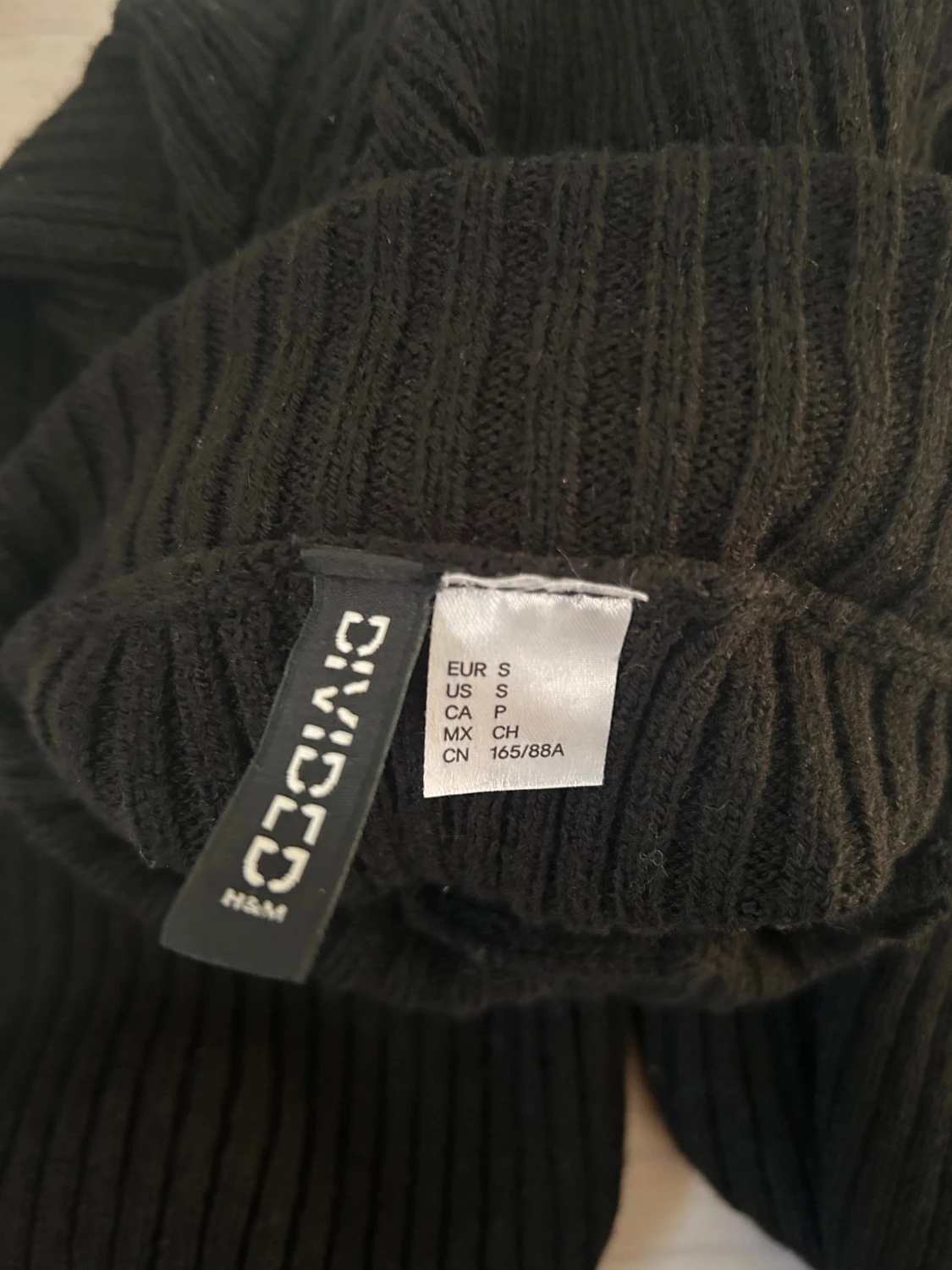 Svart croppad polotröja Divided - 2