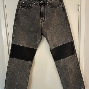 Our Legacy Extended Third Cut - Our Legacy Extended Third Cut Black And Grey.  Our Legacy jeans med kontrasterande knän och relaxed fit. Exemplar med riktigt mörka knän som långt ifrån alla exemplar från fabriken har, många har rätt ljusa knän vilket enligt min mening inte är lika snyggt.  Mycket bra skick.  Säljer för att de inte passar mig längre.  Innerben: 74 cm Midja: ca 80 cm Lårvidd: 66 cm Fotvidd: ca 47 cm  Nypris: 3700 kr