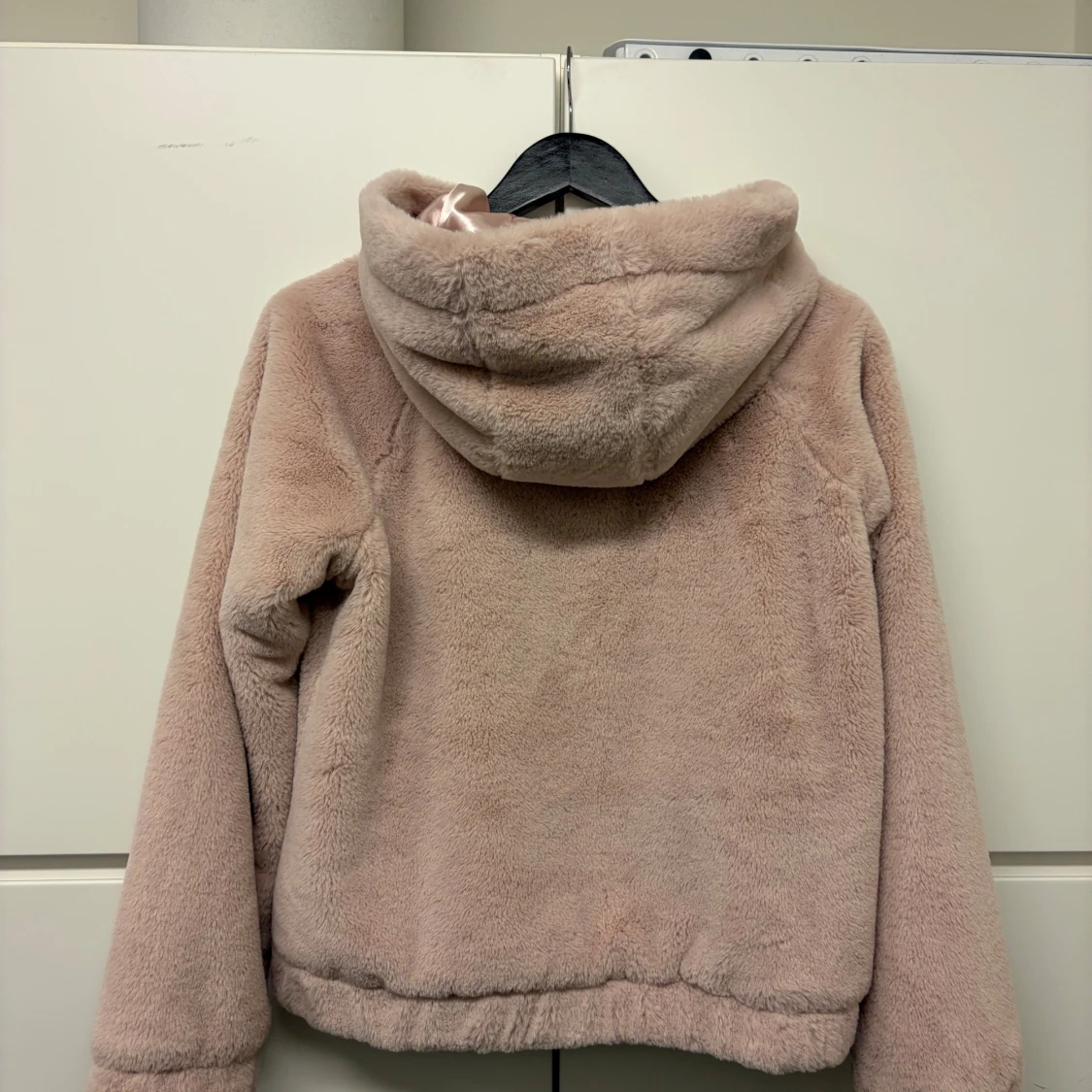 Fluffig pälsjacka i ljusrosa  - 1