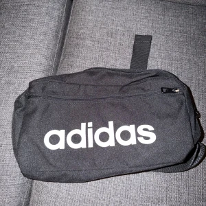 Adidas - väska  -  Adidas - väska Aldrig använd, cond 10/10  Nypris 249:- Mitt pris 50:- 