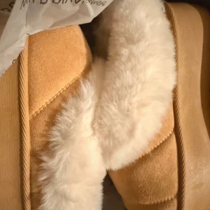 Helt nya North Pole “Fur‑Trim” Boots – Tan, storlek 41 - Nya vinterboots från North Pole med mjuk pälskant, i snygg tan-färg och med originalprislapp kvar. Perfekta för kalla dagar – varmt, bekvämt och stilrent. Storlek EU 41.
