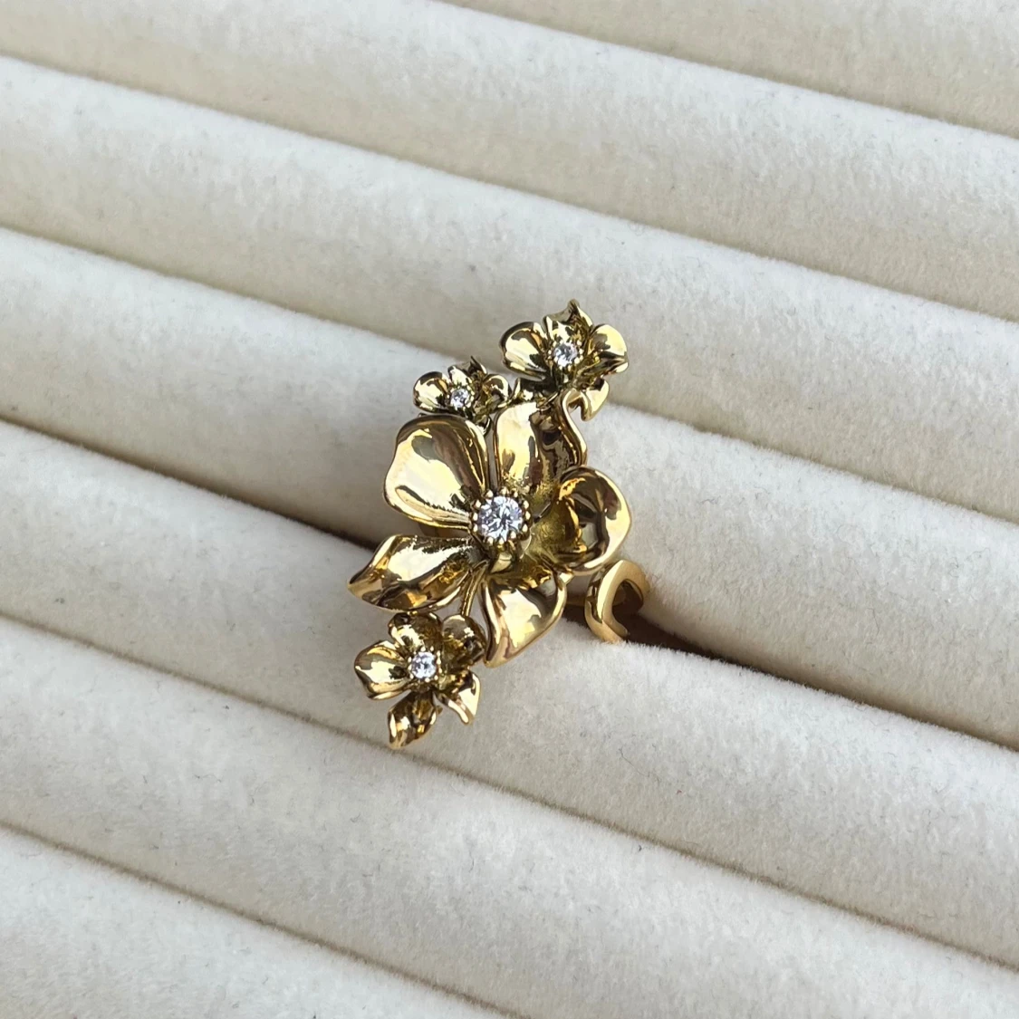 Ioaku ”La Fleur Multi Ring” inspirerad ring