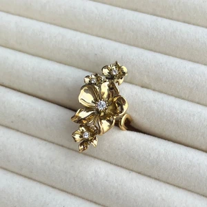 Ioaku ”La Fleur Multi Ring” inspirerad ring - Never used, 18K gold plated and adjustable size. Stainless and nickel-free. If you have any more questions, feel free to reach out 🤗