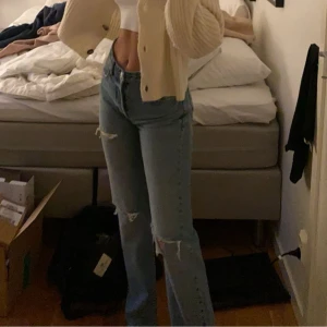 Ljusblå ripped jeans med rak passform - Ljusblå jeans med raka ben och slitna detaljer vid knäna och låren från ZARA