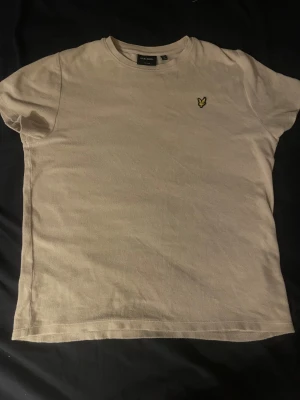 En Beasch T-shirt av moka  - Denna t-shirt från lyle and scott är otroligt skőn, jag säljer denna tröja för att den är för liten och den går att använda när och var som helst.