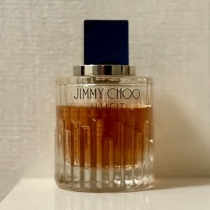 Jimmy Choo Illicit Edp 60 ml.  - Jimmy Choo Illicit Edp 60 ml. Ikonisk doft som passar perfekt för den här årstiden!  Kvarvarande mängd syns på bild. Givetvis förvarad mörkt och svalt. 