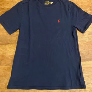 Mörkblå t-shirt från Polo Ralph Lauren - Säljer nu min Ralph lauren t-shirt för att den inte passar längre,storlek 10-12 men passa bra mellan 160-170cm