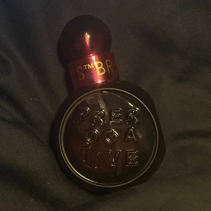 Prerogative- Britney spears  - Parfym från britney Spears. Sexig doft som liknar black opium något. Passar till utgång eller vardag. Använt något ca 85% kvar. 