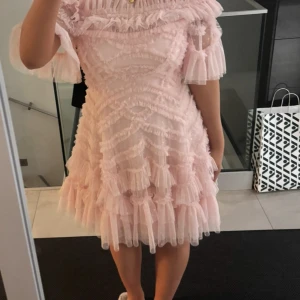 Rosa volangklänning Needle & Thread - Underbar Needle & Thread-klänning! Använd två gånger och i väldigt gott skick. Det är bara att höra av sig om du vill ha fler bilder, och priset kan vi fortfarande diskutera🥰