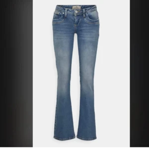 LTB Valerie bootcut jeans blå W28 L34 - Snygga blå bootcut jeans från LTB, modell Valerie. Jeansen har klassisk femficksdesign, dragkedjegylf och en lätt tvättad look. Tillverkade i jeansmaterial med skön stretch och normal passform. Perfekta för dig som gillar en tidlös och trendig stil.