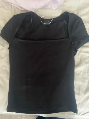 Svart T-shirt från Gina Tricot - Svart söt T-shirt som är i princip oanvänd från gina tricot.