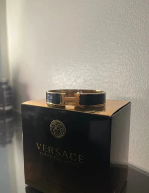 Svart och guld armband - Snyggt armband guld med klassisk H-detalj framtill. Dene F🅰️Ke