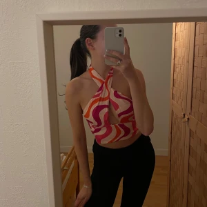 Mönstrad topp - Säljer min fina somriga topp som är halterneck som knyts i ryggen! Så fina färger och sitter jättebra på! 🧡🩷