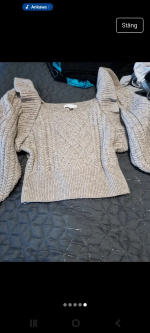 Beige stickad tröja från H&M - Superfin beige stickad tröja från H&M med snyggt flätmönster och bred ribbad kant. Tröjan har lång ärm och en lite croppad passform, perfekt till höst och vinter. Den har en fyrkantig halsringning och är riktigt mysig och trendig. I väldigt fin skick storlek S. 