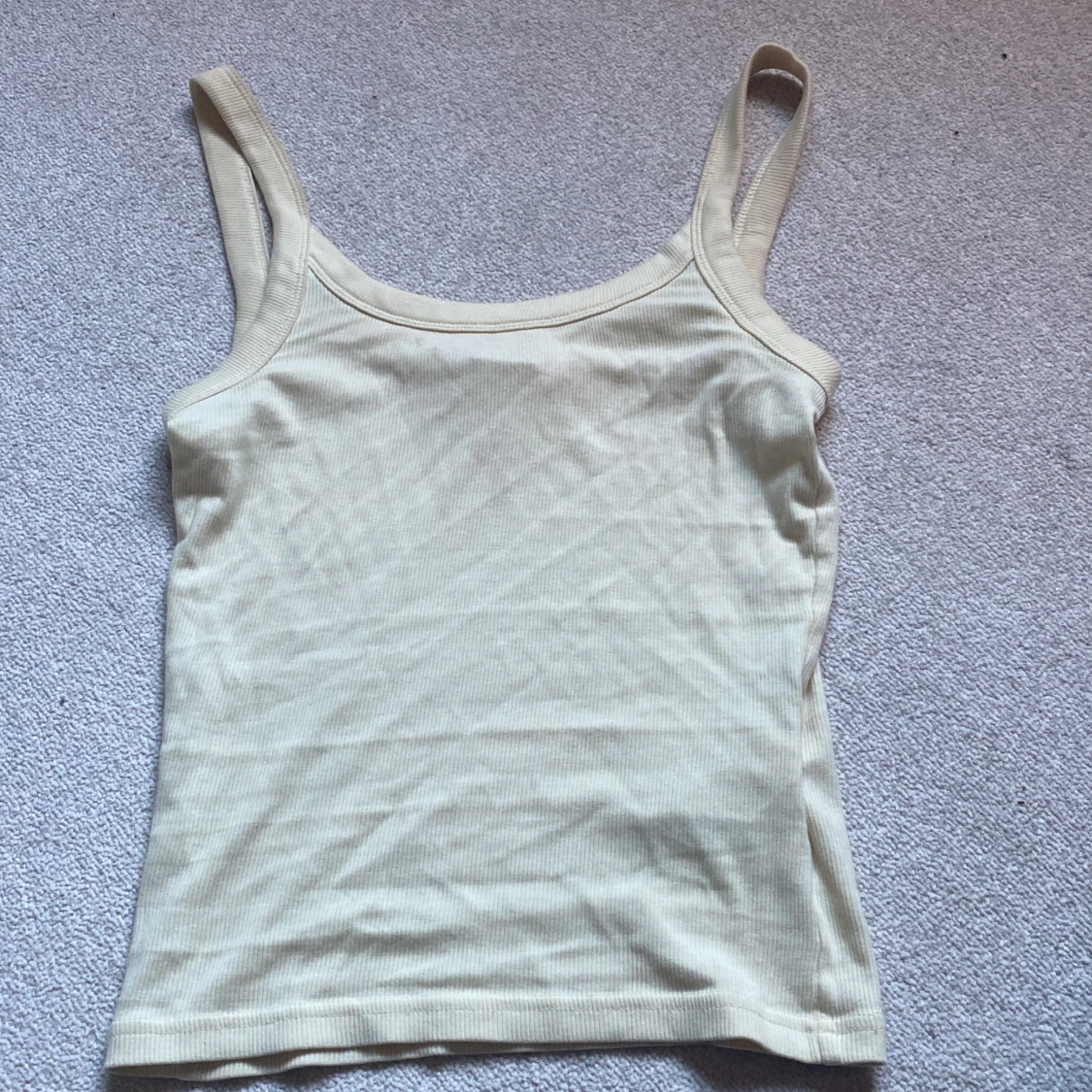 Beige ribbad linnetopp