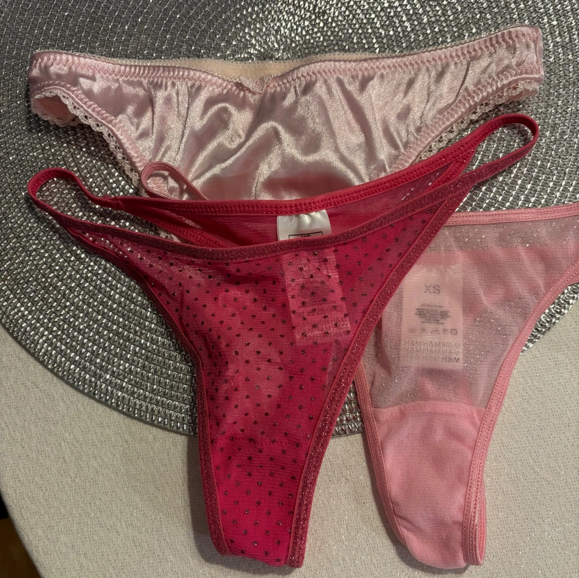 Rosa och röda stringtrosor XS