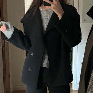 Wool blend kort kappa - Bikbok, storlek M, 30% återvunnen ull, 60% polyester, och 10% annat material 