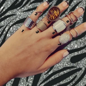 Ringar - Säljer ett set med 8 coola ringar i olika former och stilar i guld och silver de stora för 5 kr styck de små för 3kr styck och alla för 23kr💕 skriv innan köp