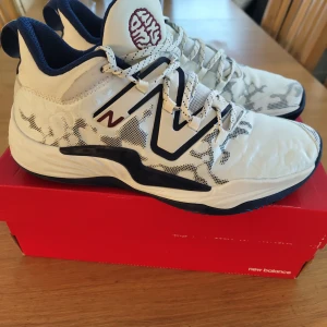 New balance wxy v3 - Säljer ett par new balance basket skor en av de bästa jag använt men de är lite slitna kan få färska bilder väldigt bra grepp använda i typ någon månad bara pris går att diskutera box medföljer inte då jag tappa bort den