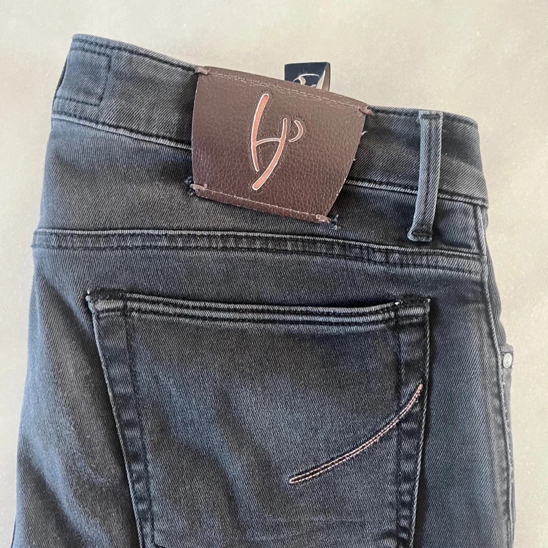 Handpicked svarta jeans, storlek 33 - 2