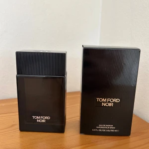 Tom Ford Parfym - Hejsan! Säljer min Tom Ford Noir Eau De Parfum 100ml som jag spontant köpte på en flygplats påväg hem från en resa för ca en vecka sen. Säljer den då jag redan äger en hel del parfymer och känner att det helt enkelt får räcka nu! Köpt för 1700kr.