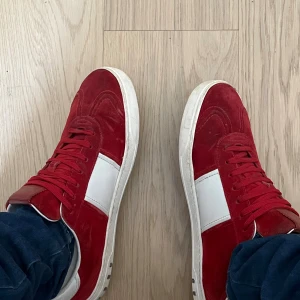 Valentino Flycrews - Flycrews i efterfrågad och snygg färg. Inga tillbehör, skick 7,5 av 10 kan fräschas upp med en bra rengöring. Saknas 4 nitar!