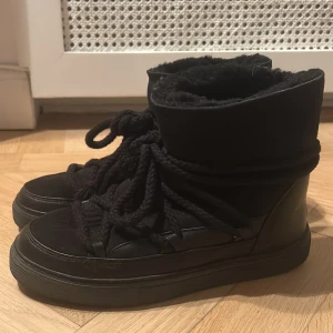 Svarta Inuikii - Svarta Inuikii, endast använda vid ungefär 3 tillfällen. Skorna är i princip helt nya.                               Köpta för 2800kr.                                                              Skriv för frågar 💕