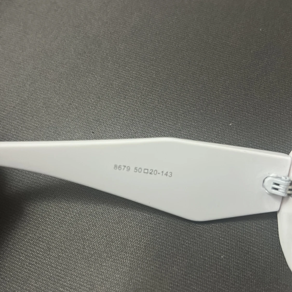 Vita rektangulära solglasögon från Prada - 3