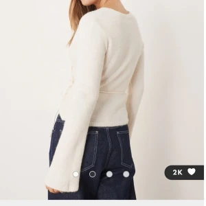 Vit omlottkofta med knyt och v-ringning - Säljer en mjuk och fluffig vit omlottkofta med v-ringad hals ifrån Gina tricot den är aldrig andvänd precis köpt med lapp kvar har bara inte haft möjligheten att lämna tillbaka då jag inte har kvitto 