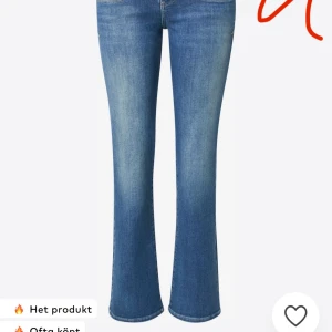 Blå bootcut jeans från LTB Valerie - Snygga blå jeans från LTB i modellen Valerie med klassisk bootcut och normal passform. Jeansen har en medelhög midja och är tillverkade i mjukt denimtyg med lätt tvättad look. Perfekta för dig som gillar en tidlös och avslappnad stil.